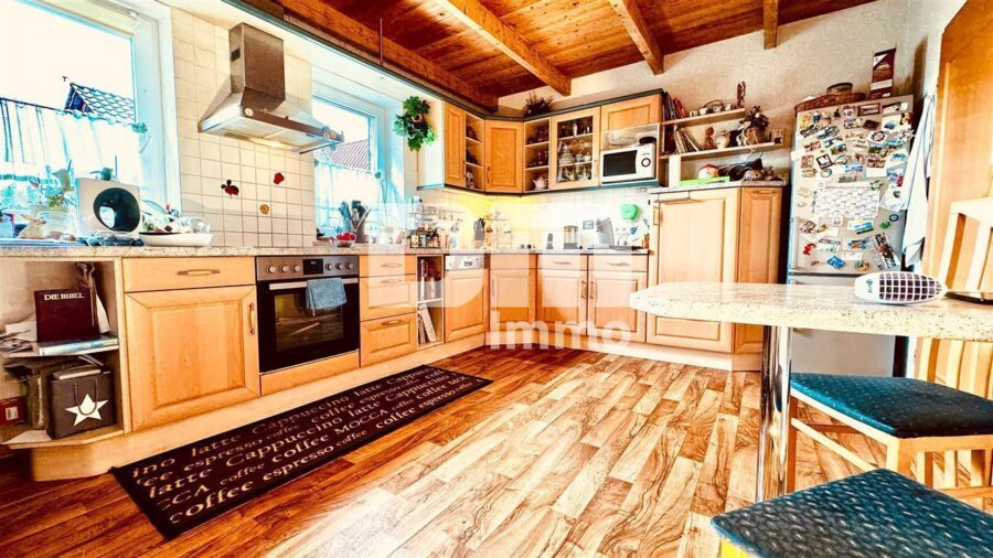 Schönes Mehrfamilienhaus geteilt nach WEG mit umfangreichen Nutzflächen und Traumgrundstück - WE 3 - 2.OG / DG Küche mit Einbauküche offen